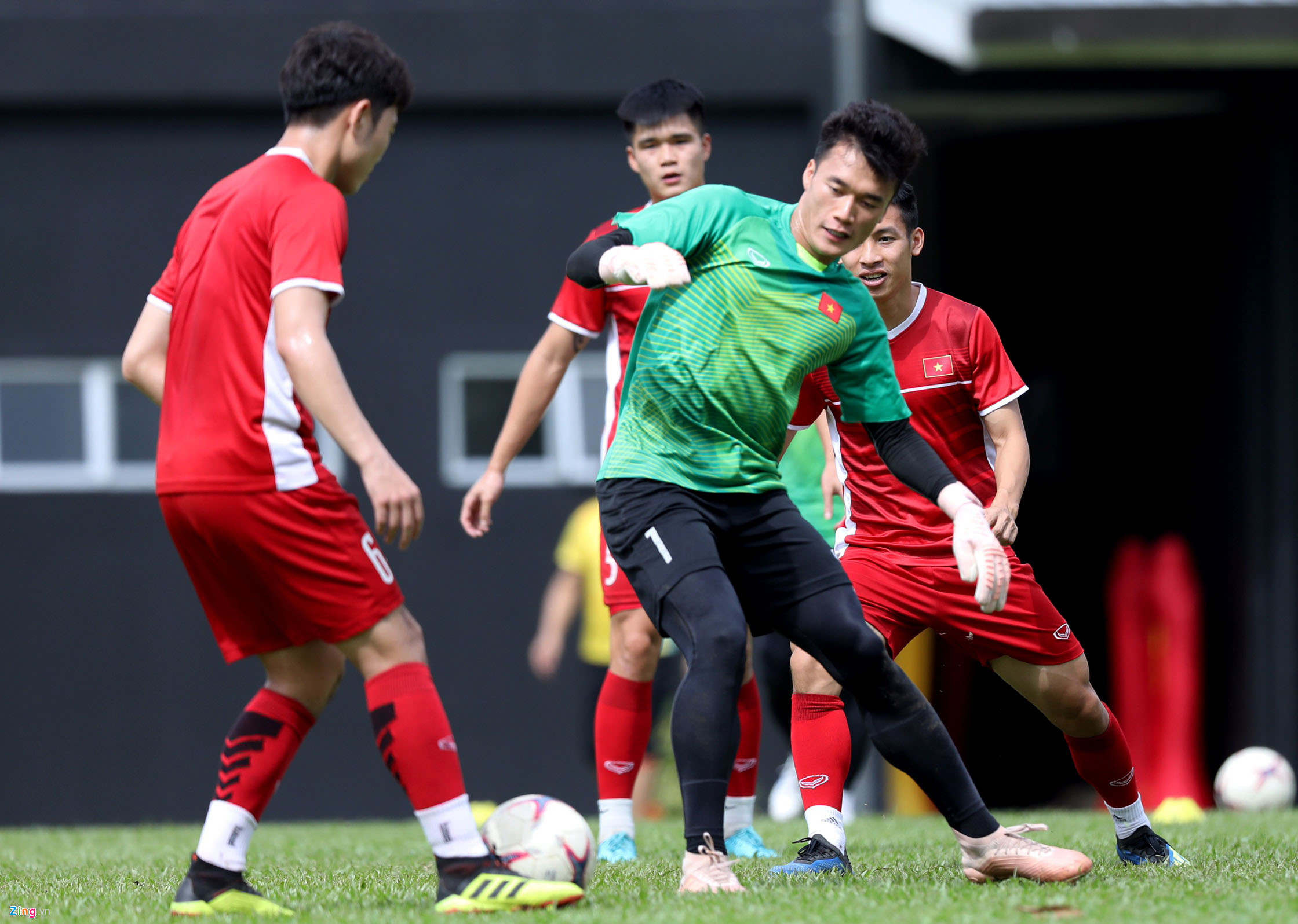 Đức Chinh luyện dứt điểm sau trận hòa Malaysia