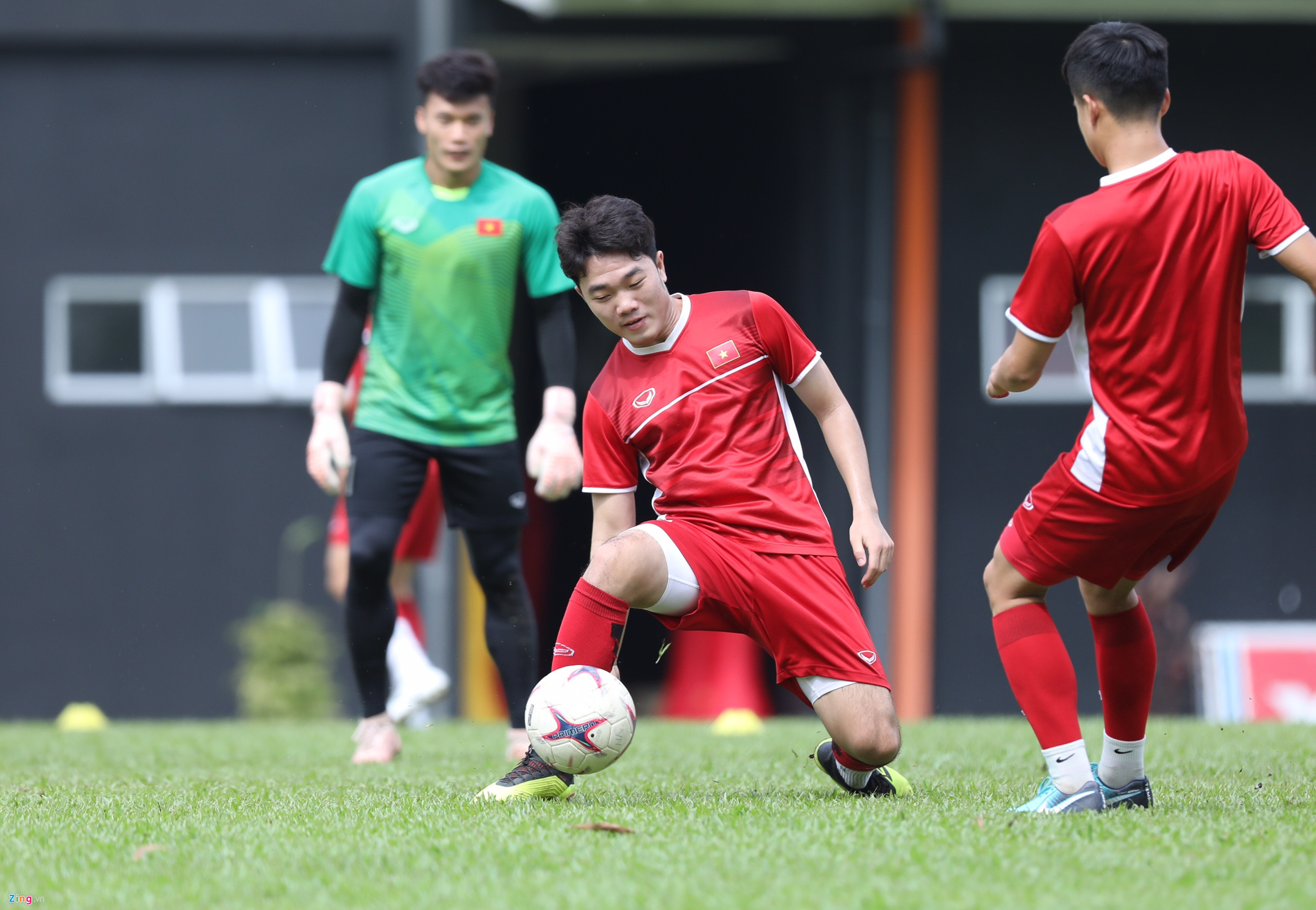 Đức Chinh luyện dứt điểm sau trận hòa Malaysia