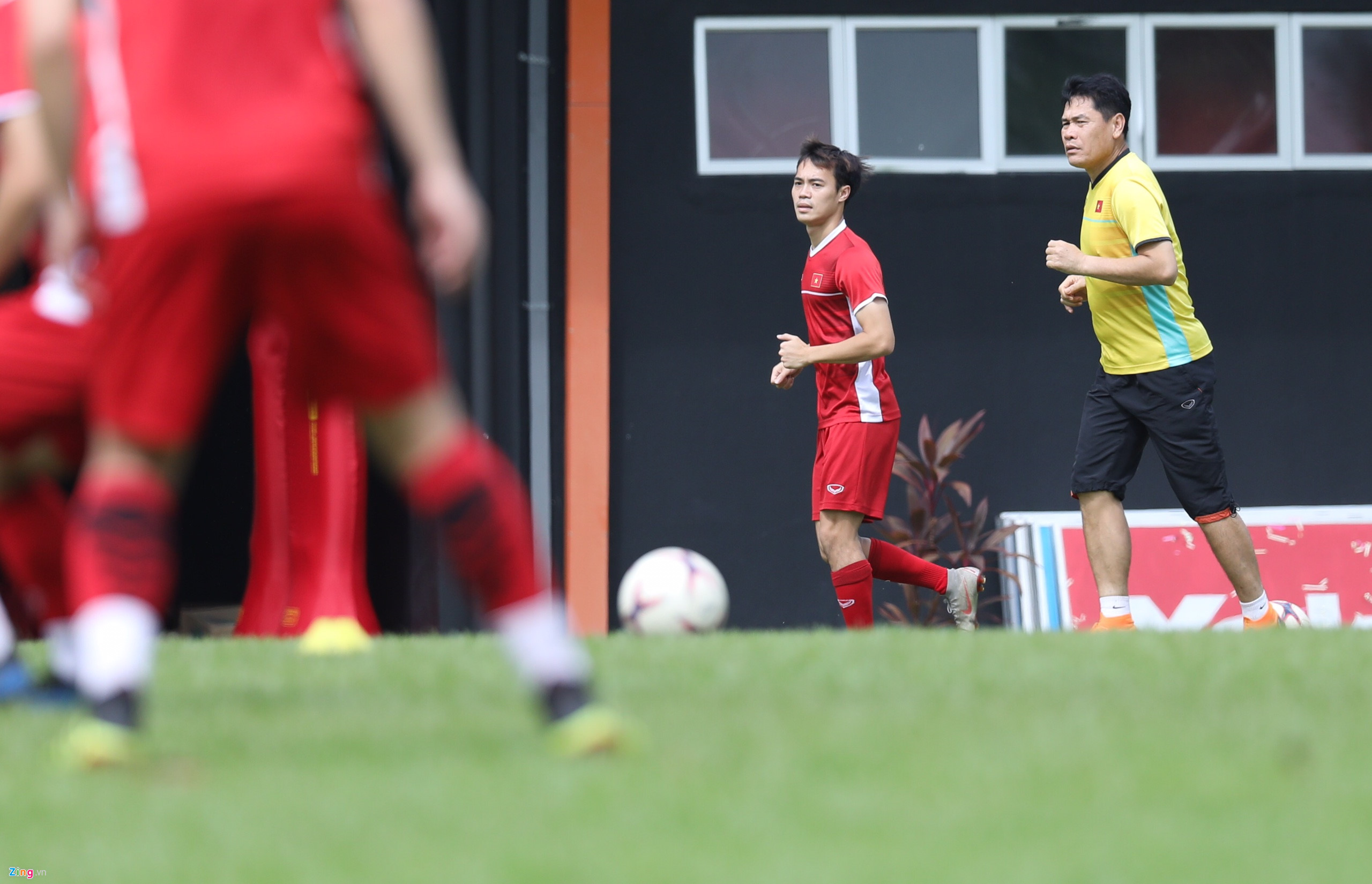 Đức Chinh luyện dứt điểm sau trận hòa Malaysia