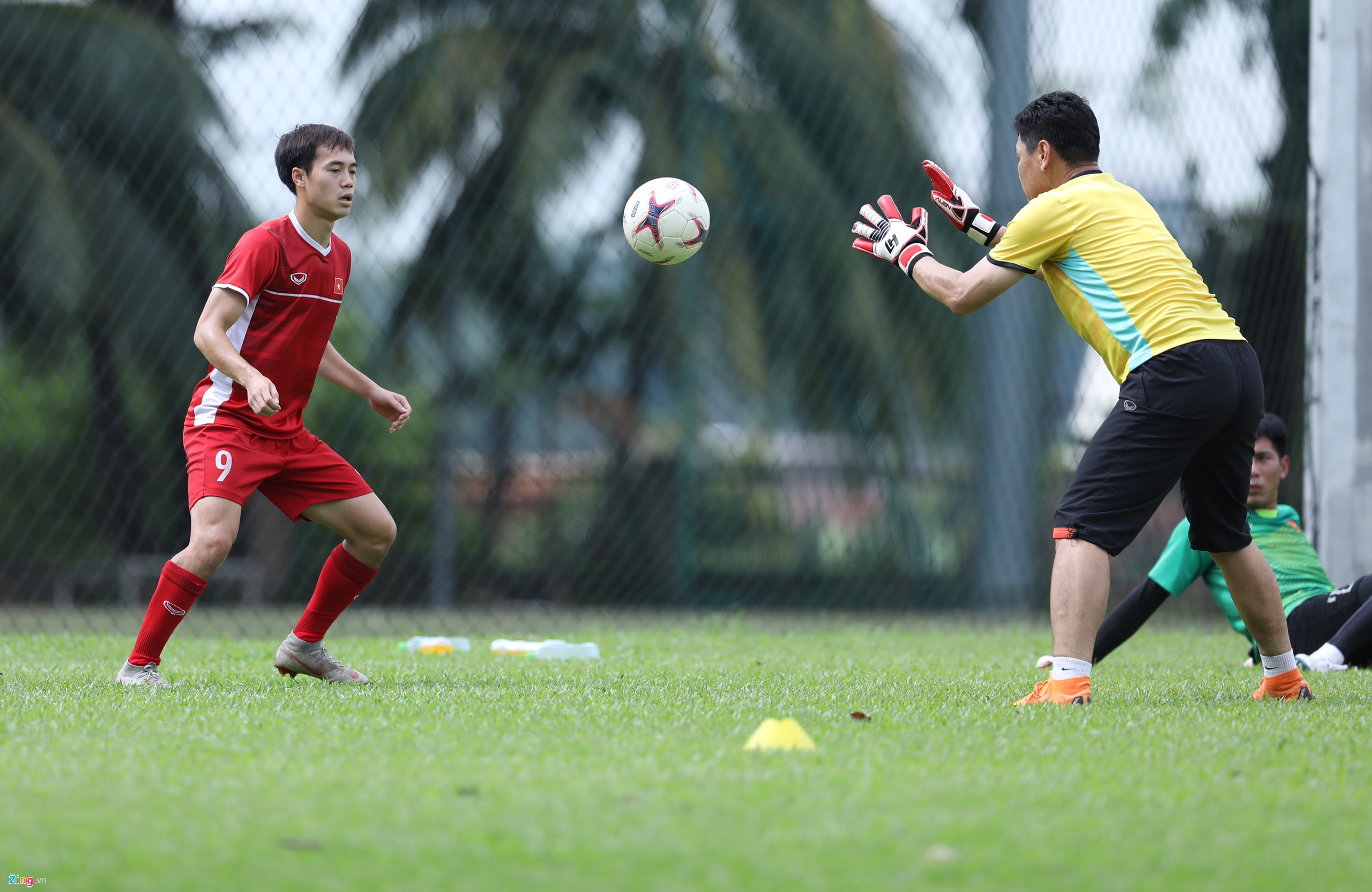 Đức Chinh luyện dứt điểm sau trận hòa Malaysia