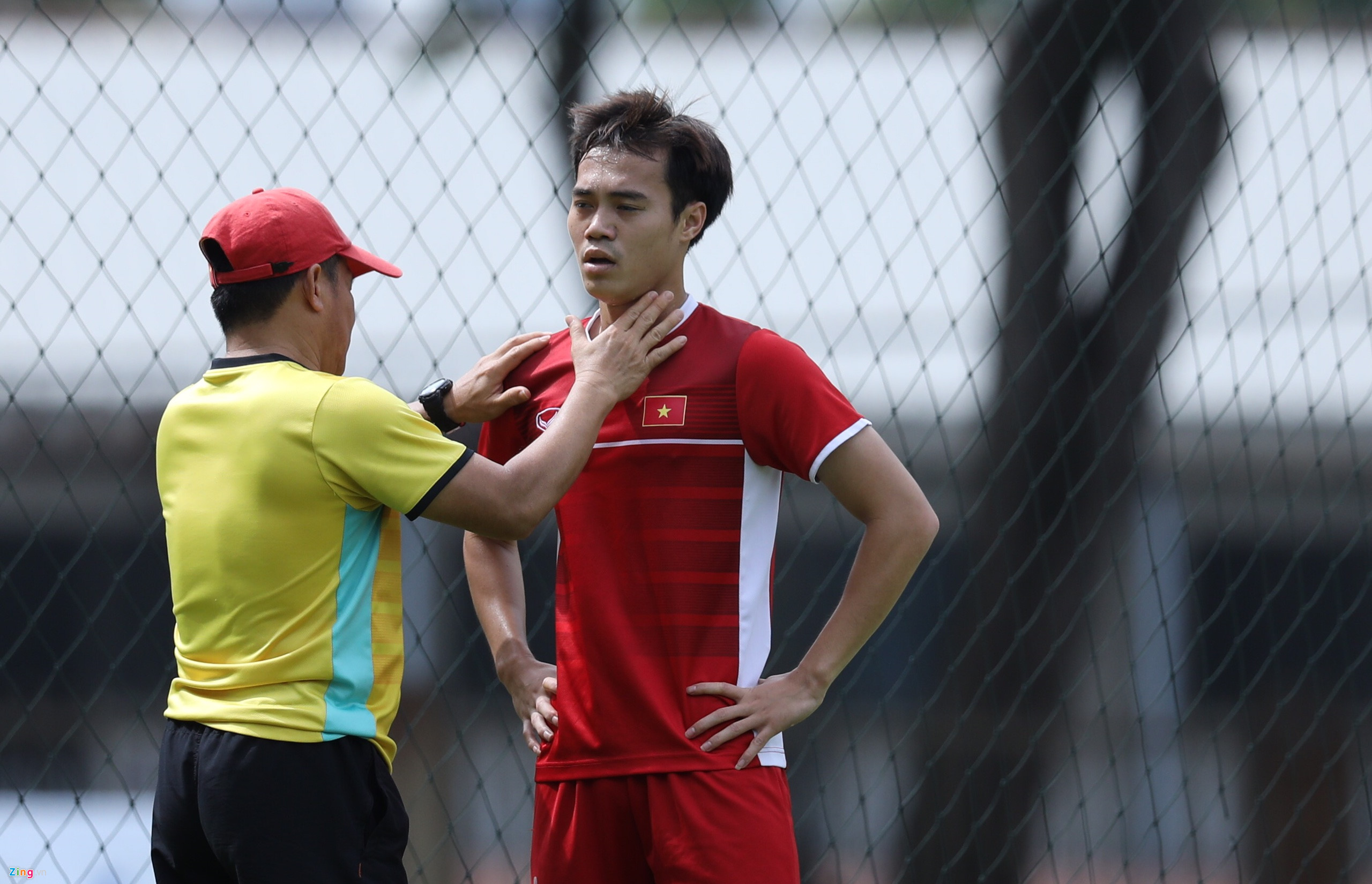 Đức Chinh luyện dứt điểm sau trận hòa Malaysia