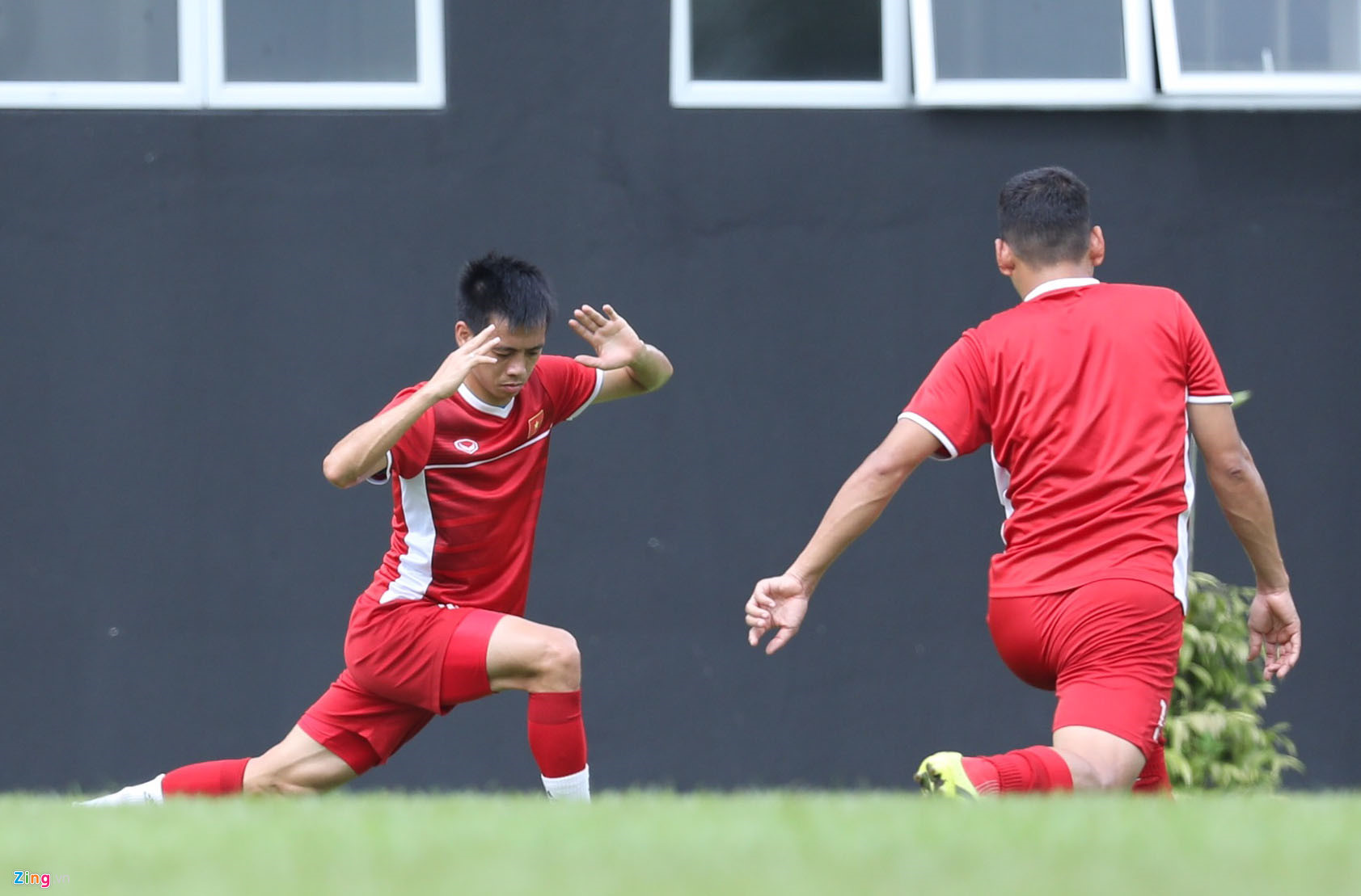 Đức Chinh luyện dứt điểm sau trận hòa Malaysia