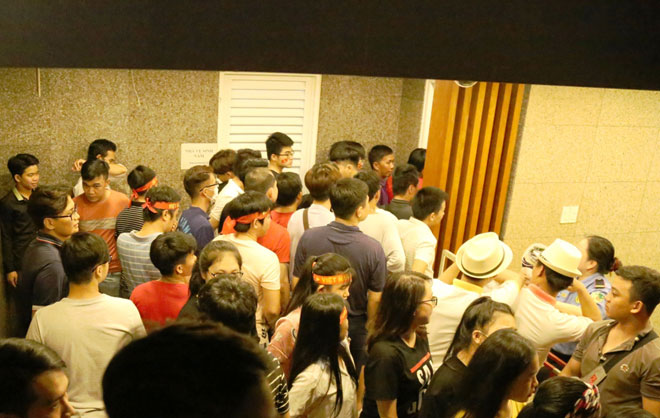 Fan Sài Gòn toát mồ hôi xếp hàng giải quyết nỗi buồn trước khi đi bão