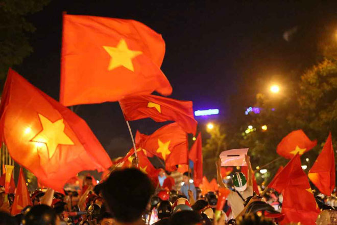 Fan Sài Gòn toát mồ hôi xếp hàng giải quyết nỗi buồn trước khi đi bão