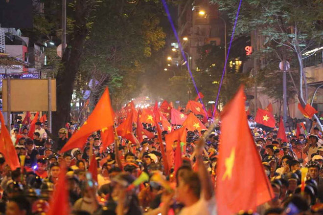 Fan Sài Gòn toát mồ hôi xếp hàng giải quyết nỗi buồn trước khi đi bão