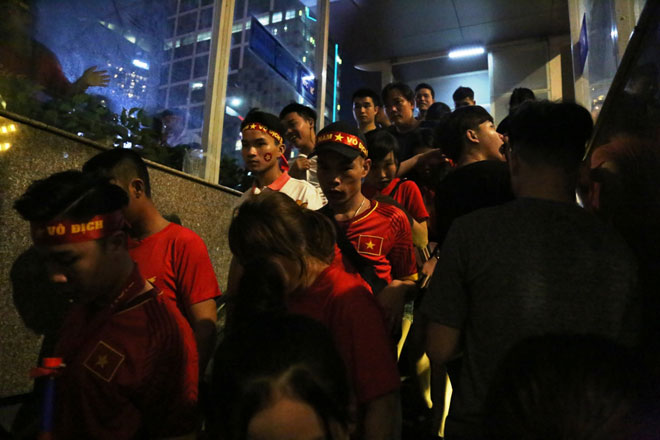 Fan Sài Gòn toát mồ hôi xếp hàng giải quyết nỗi buồn trước khi đi bão