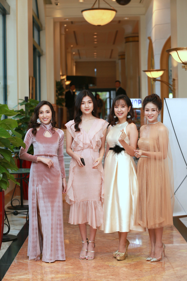 Thảo Vân bật khóc giữa họp báo khi xem cảnh phim Công Lý đóng cùng gái trẻ