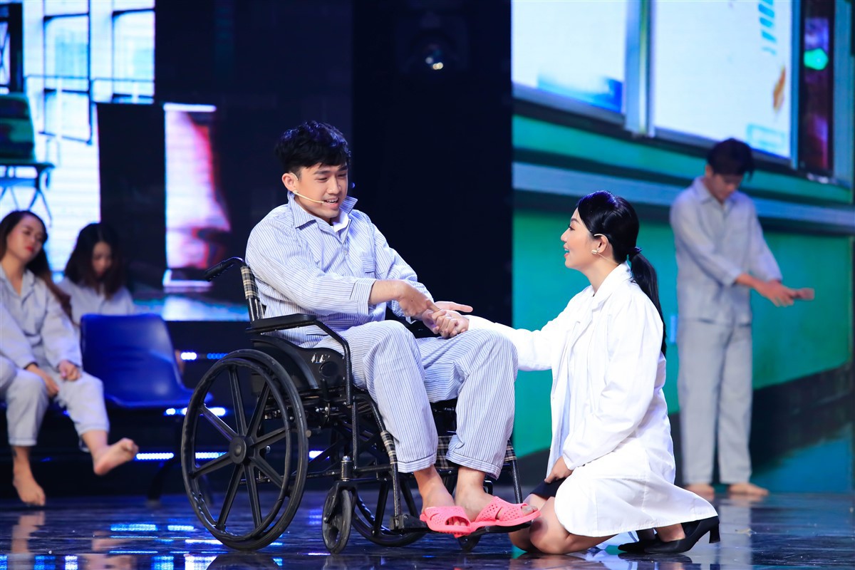 Nam Em tụt huyết áp trên sân khấu, nhập viện và xin rút khỏi Cặp đôi vàng