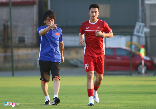 Tiền vệ Huy Hùng: Thích chụp ảnh dìm hàng, có bạn gái xinh đẹp