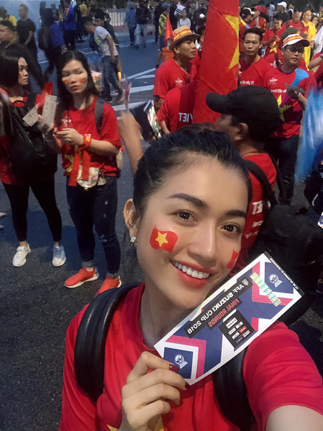 Á hậu Lệ Hằng bức xúc, quay lại cảnh cổ động viên Việt Nam có vé nhưng không được xem trận đấu