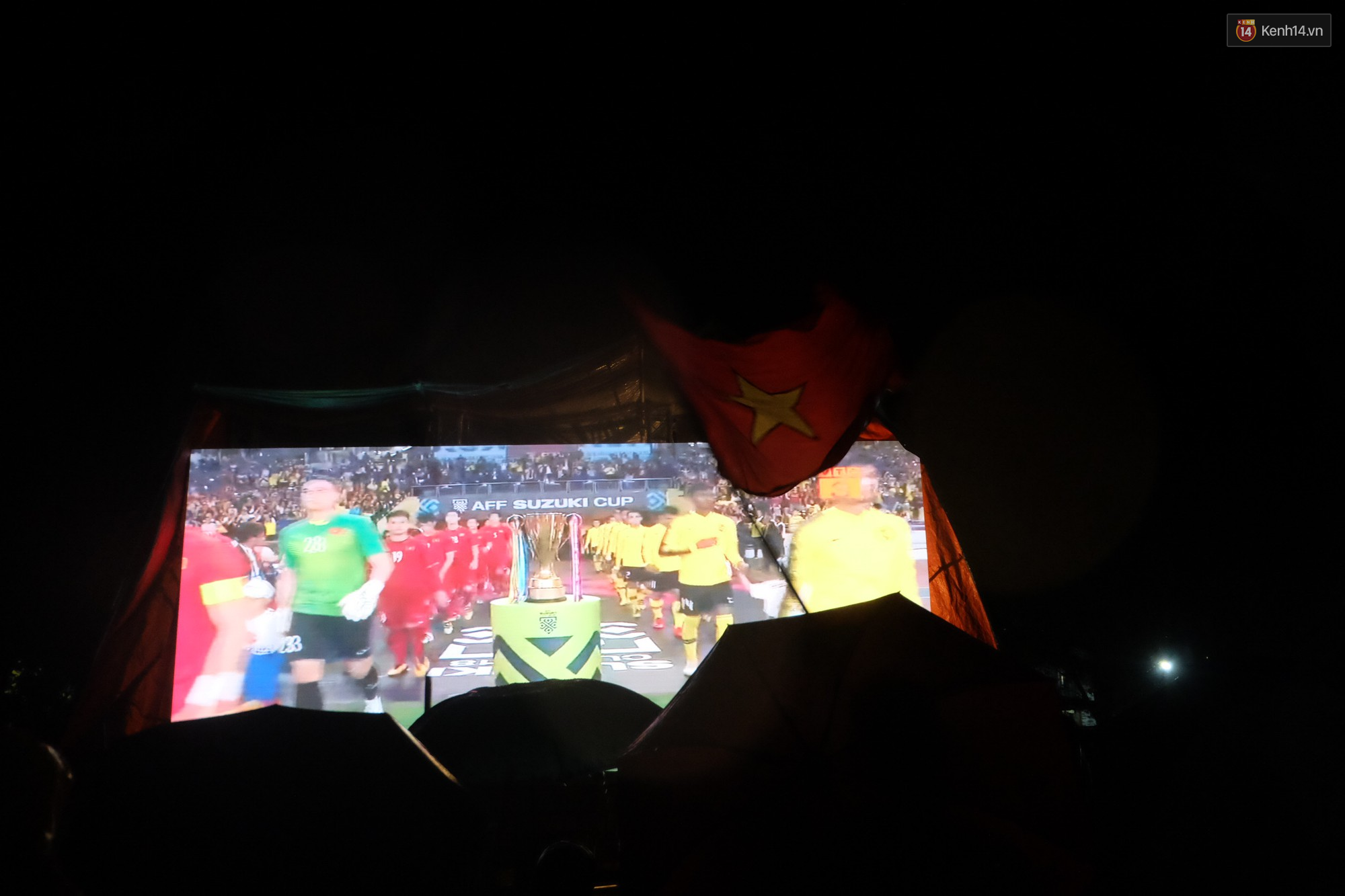 Mẹ Quang Hải nói về kết quả hòa 2-2 trận chung kết lượt đi AFF Cup: Tôi đã dự đoán từ trước, cơ hội chia đều cho hai bên