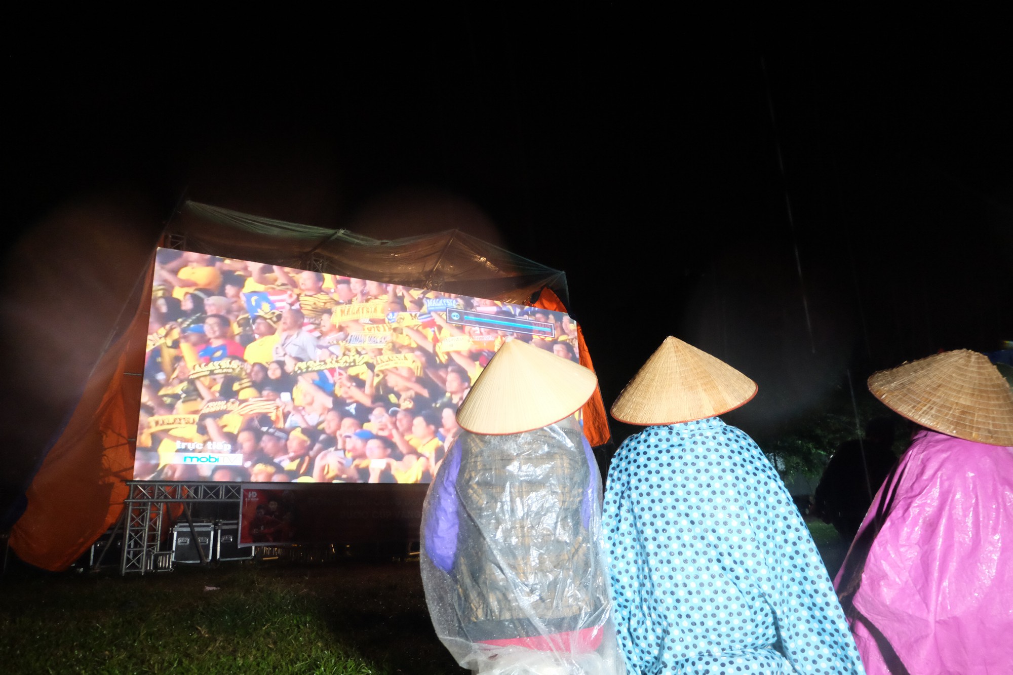 Mẹ Quang Hải nói về kết quả hòa 2-2 trận chung kết lượt đi AFF Cup: Tôi đã dự đoán từ trước, cơ hội chia đều cho hai bên