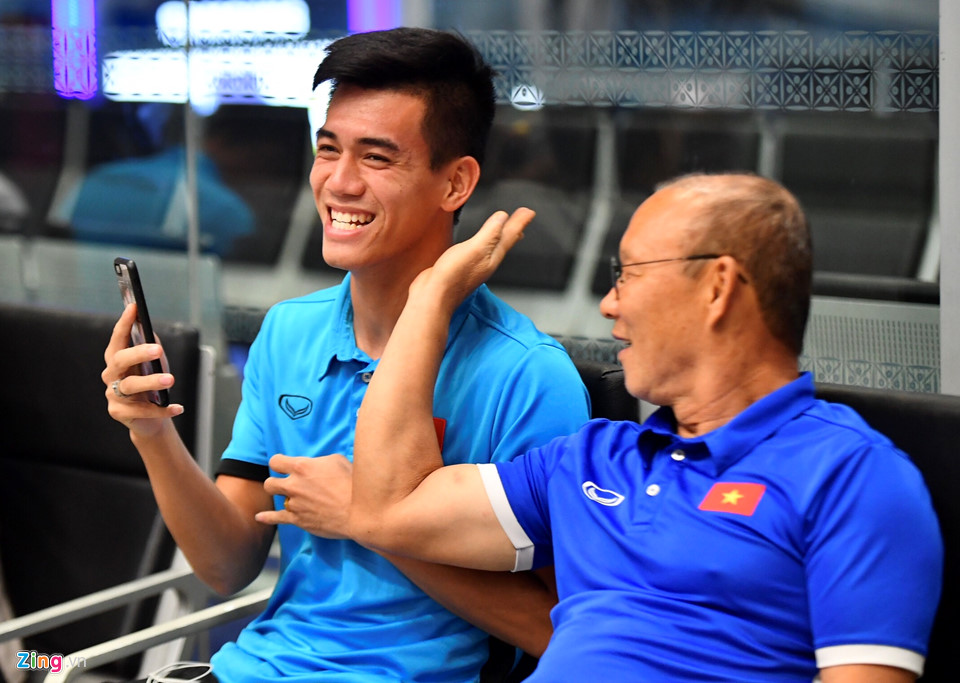 Thầy trò HLV Park vui vẻ rời Malaysia sau chung kết lượt đi AFF Cup