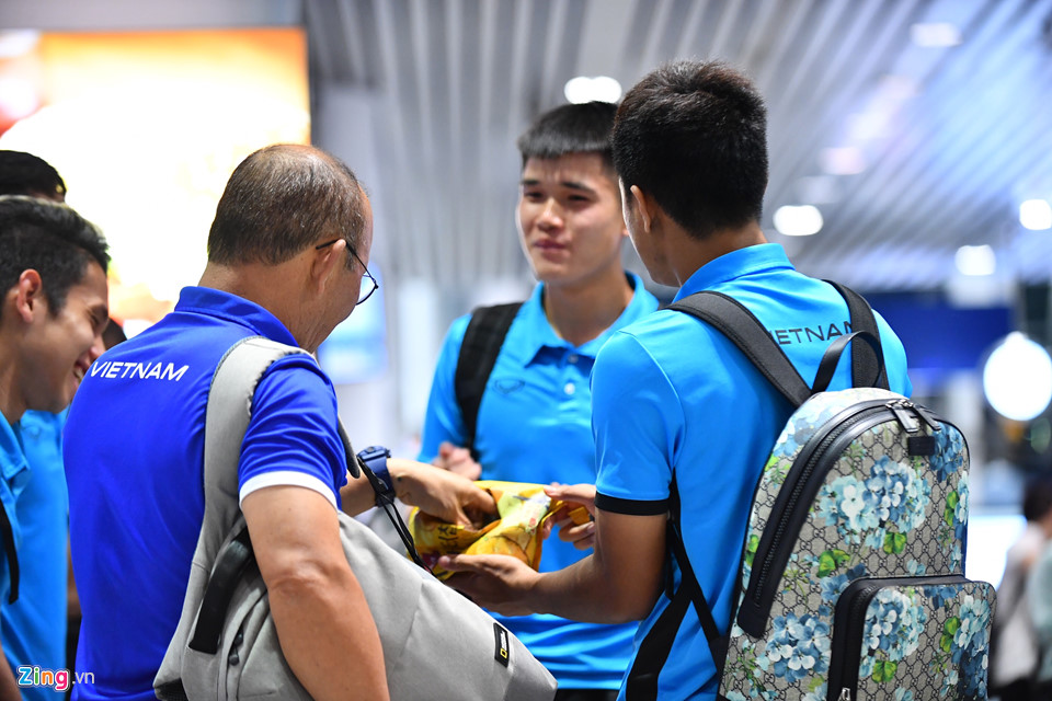 Thầy trò HLV Park vui vẻ rời Malaysia sau chung kết lượt đi AFF Cup