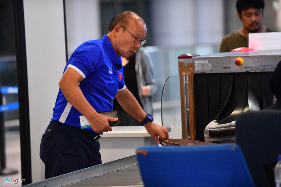 Thầy trò HLV Park vui vẻ rời Malaysia sau chung kết lượt đi AFF Cup