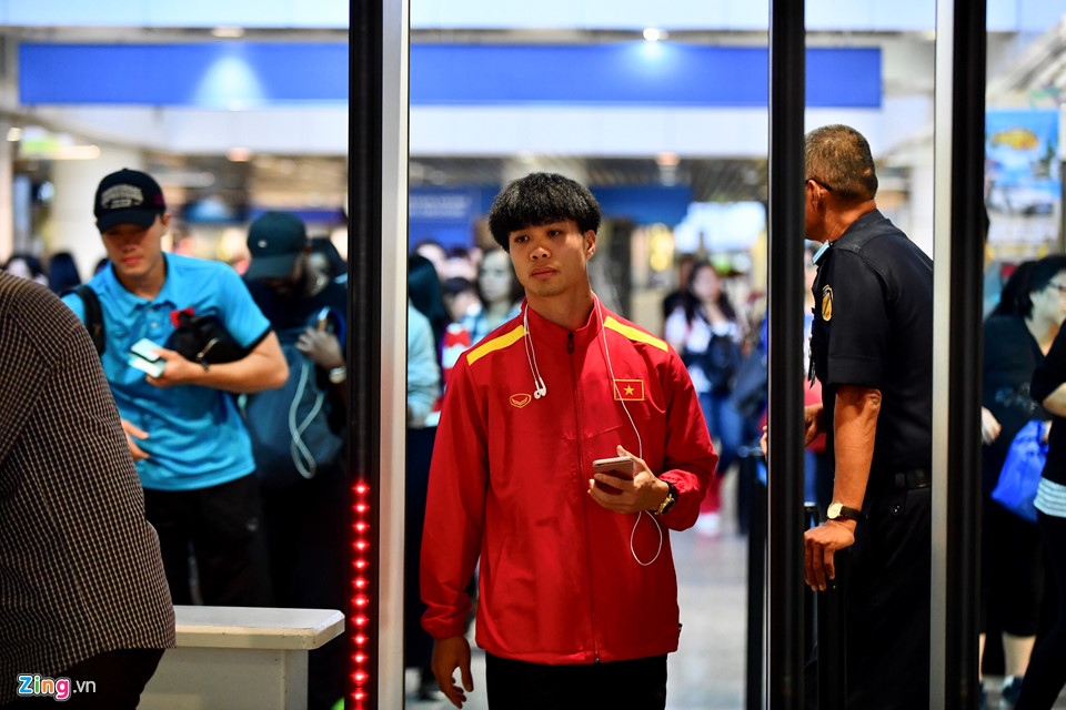 Thầy trò HLV Park vui vẻ rời Malaysia sau chung kết lượt đi AFF Cup