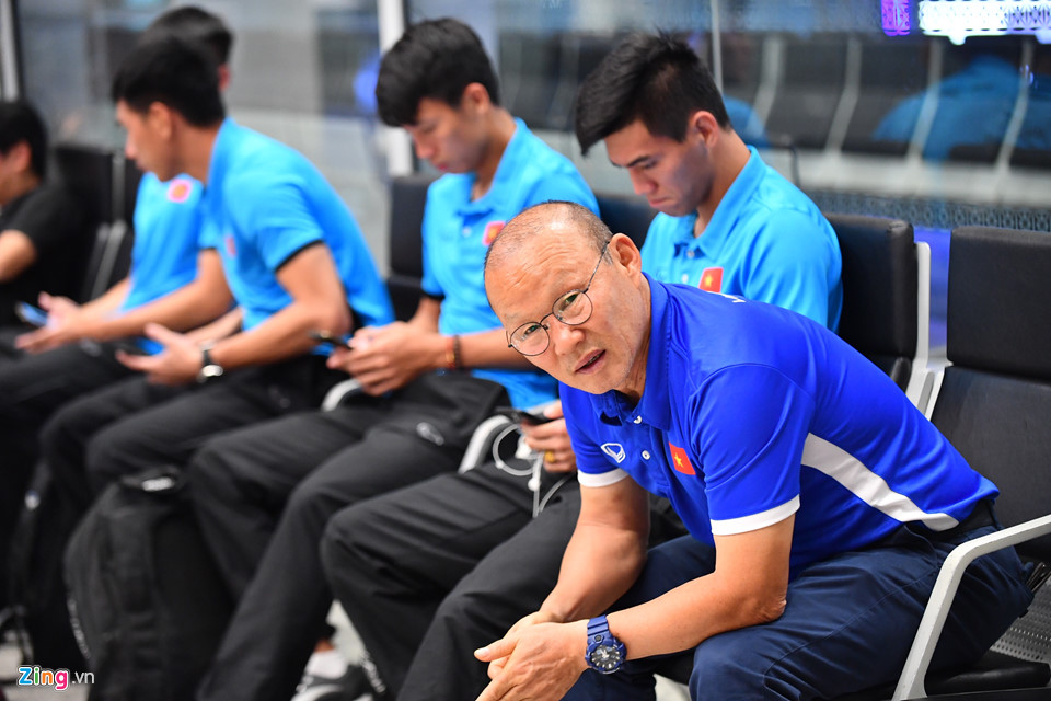 Thầy trò HLV Park vui vẻ rời Malaysia sau chung kết lượt đi AFF Cup