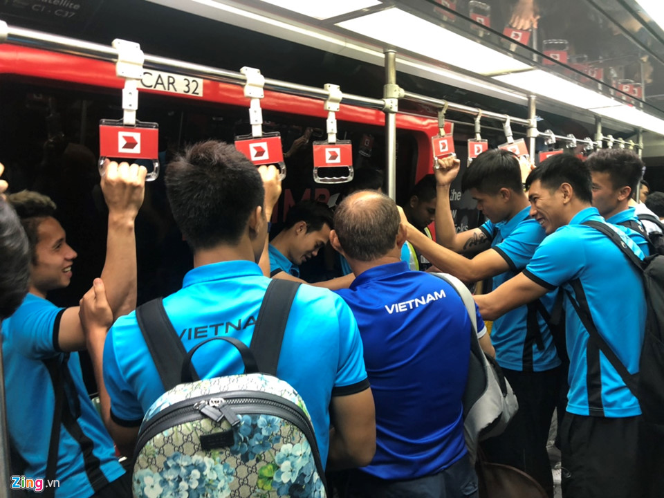 Thầy trò HLV Park vui vẻ rời Malaysia sau chung kết lượt đi AFF Cup