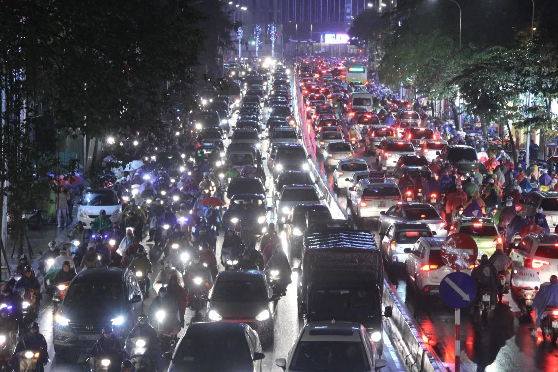 Dòng xe vô tận tê liệt trong mưa rét tầm tã khắp ngả Hà thành