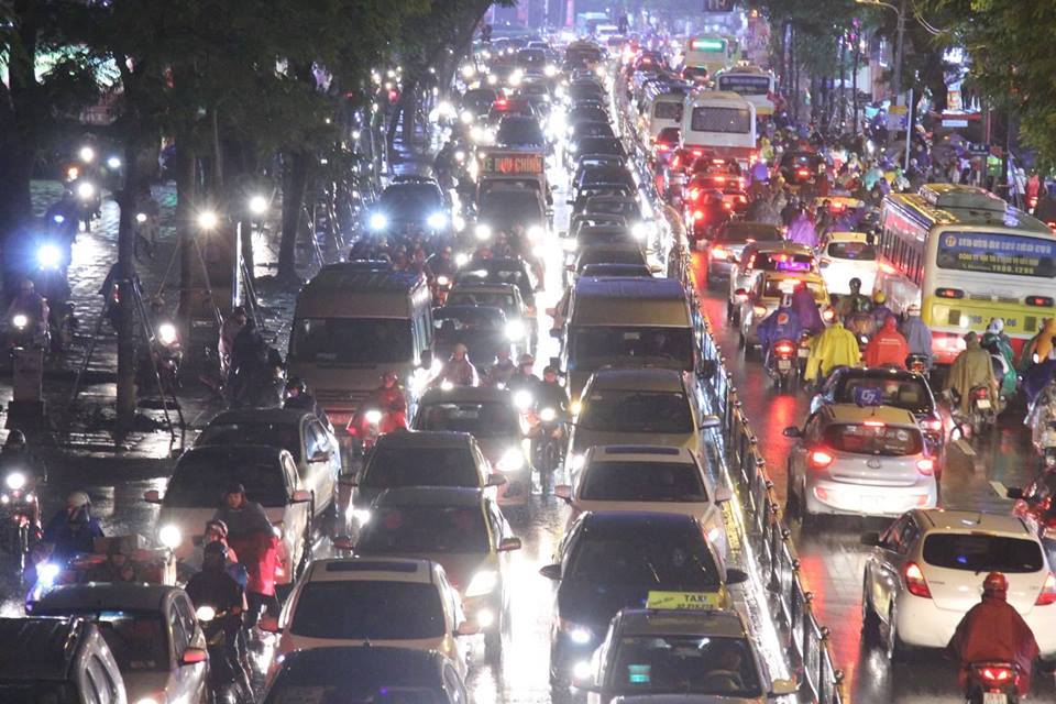 Dòng xe vô tận tê liệt trong mưa rét tầm tã khắp ngả Hà thành