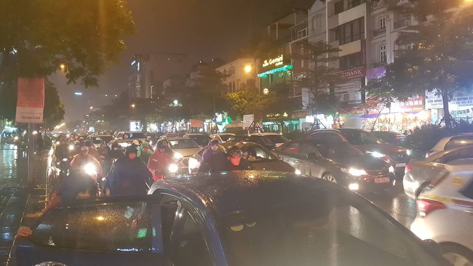 Dòng xe vô tận tê liệt trong mưa rét tầm tã khắp ngả Hà thành