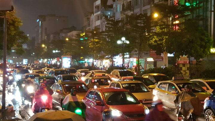 Dòng xe vô tận tê liệt trong mưa rét tầm tã khắp ngả Hà thành Dòng xe vô tận tê liệt trong mưa rét tầm tã khắp ngả Hà thành