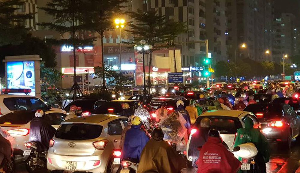 Dòng xe vô tận tê liệt trong mưa rét tầm tã khắp ngả Hà thành