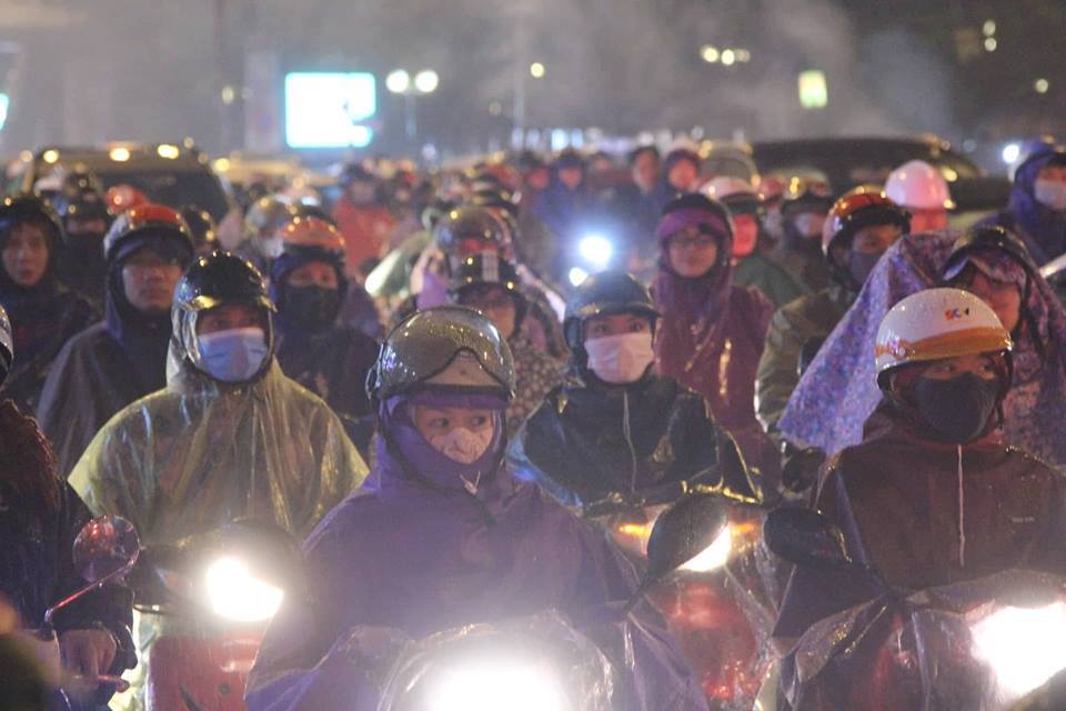 Dòng xe vô tận tê liệt trong mưa rét tầm tã khắp ngả Hà thành