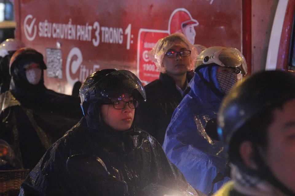 Dòng xe vô tận tê liệt trong mưa rét tầm tã khắp ngả Hà thành