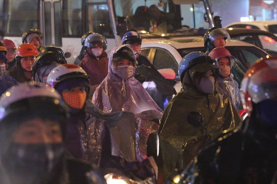 Dòng xe vô tận tê liệt trong mưa rét tầm tã khắp ngả Hà thành