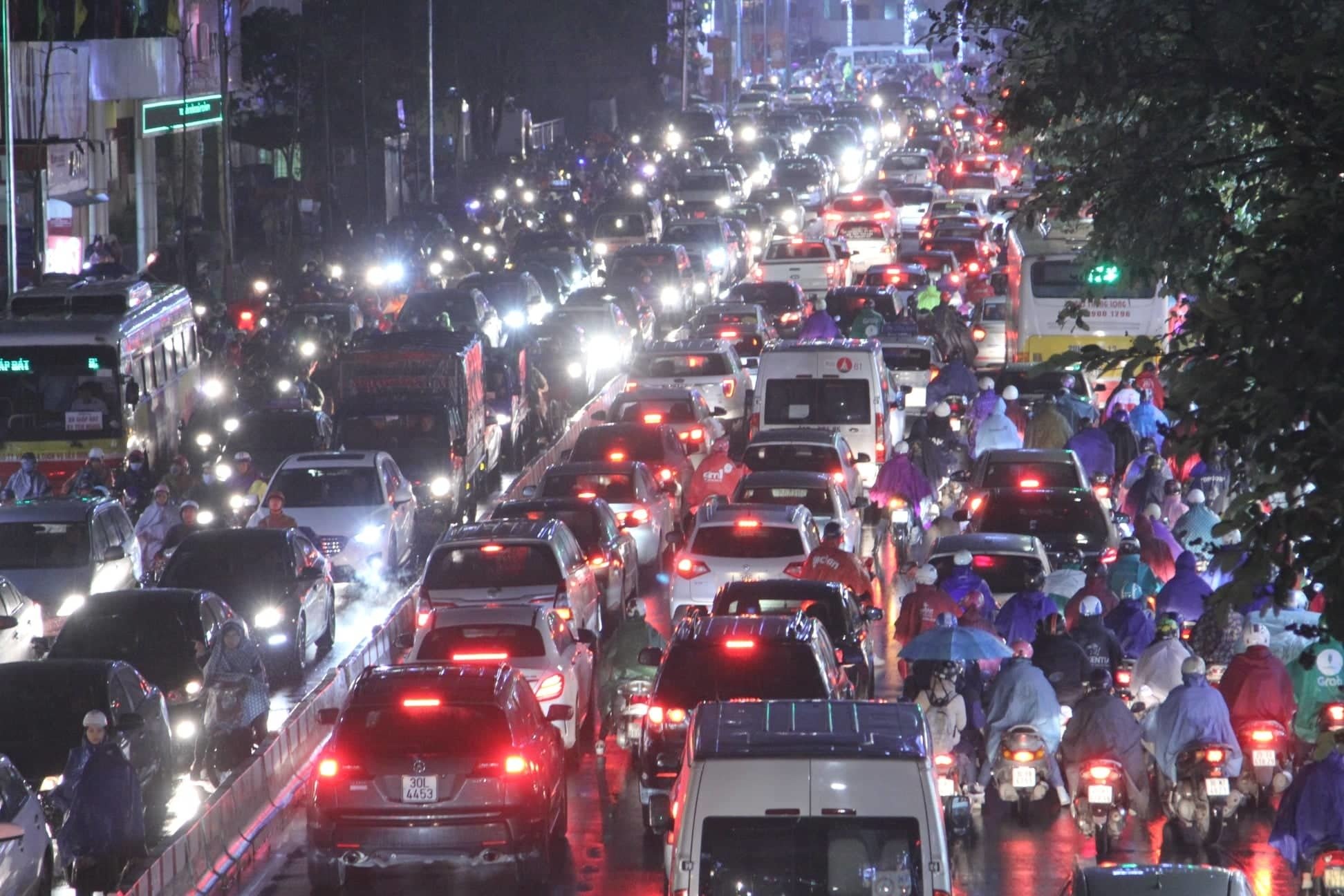 Dòng xe vô tận tê liệt trong mưa rét tầm tã khắp ngả Hà thành