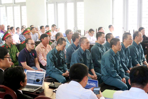 12 người buôn lậu xăng dầu 2.000 tỷ đồng ở Bình Thuận hầu tòa