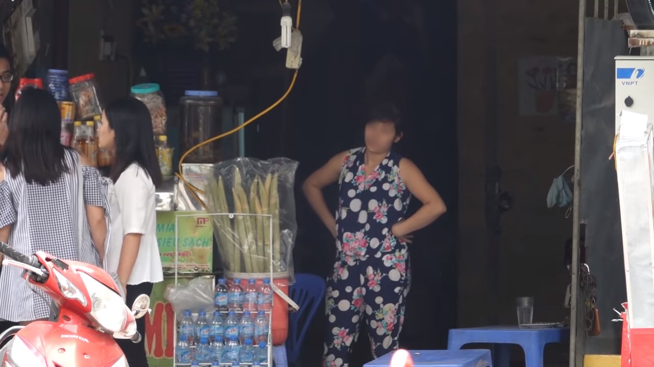 Ekip dàn dựng clip đánh ghen để troll các cặp đôi trên đường phố khiến người xem bức xúc