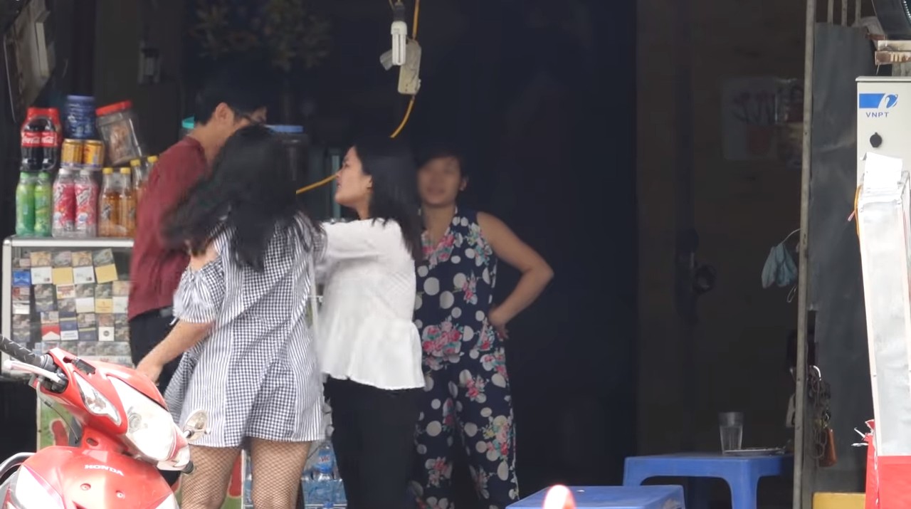 Ekip dàn dựng clip đánh ghen để troll các cặp đôi trên đường phố khiến người xem bức xúc