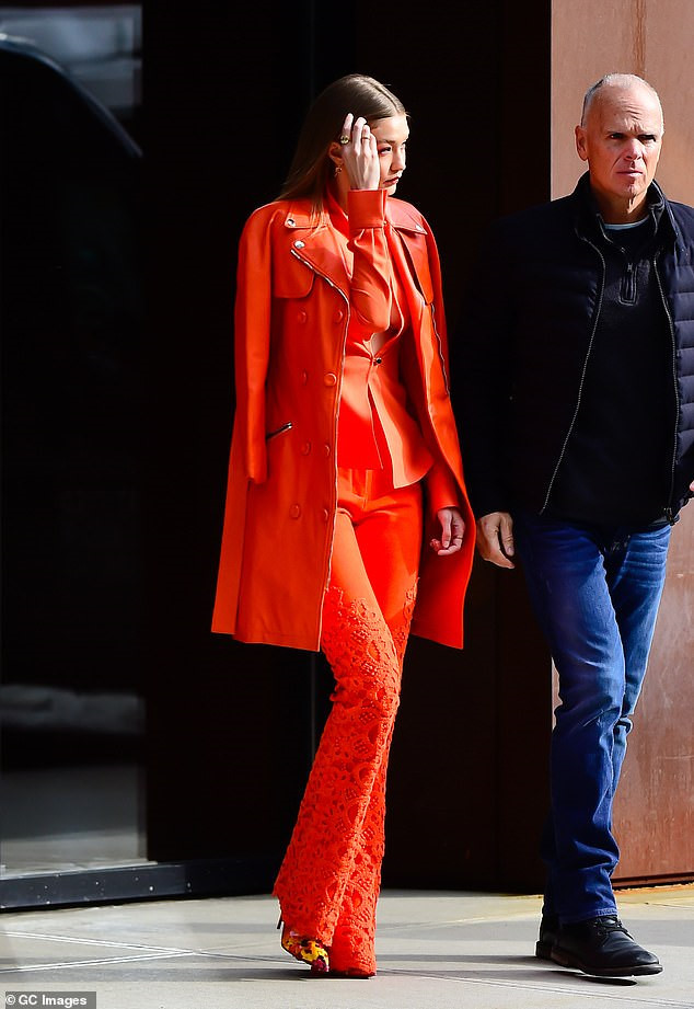 Gigi Hadid mặc táo bạo bất chấp trời lạnh