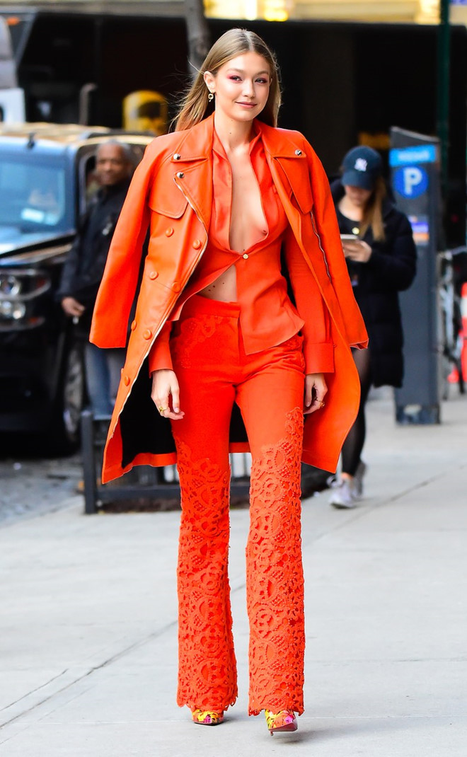 Gigi Hadid mặc táo bạo bất chấp trời lạnh