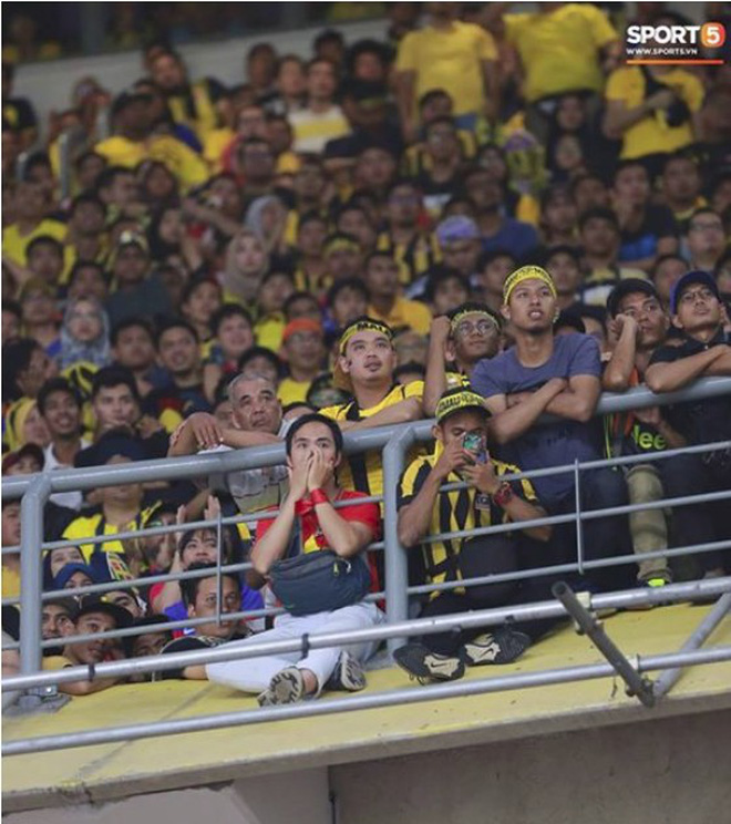 CĐV Việt Nam dũng cảm nhất trên SVĐ Malaysia tối qua: Mình đánh liều ngồi đây, không cổ vũ quá khích khi đội nhà ghi bàn
