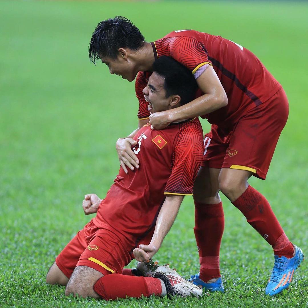 Có 1 bức ảnh mà Quế Ngọc Hải và Đức Huy đều háo hức chia sẻ, dân mạng soi ngay ra điểm bất thường