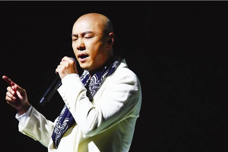 Vì sao Trương Vệ Kiện để mái tóc trọc lóc suốt 22 năm không hề thay đổi?