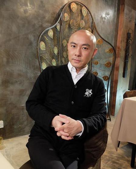 Vì sao Trương Vệ Kiện để mái tóc trọc lóc suốt 22 năm không hề thay đổi?