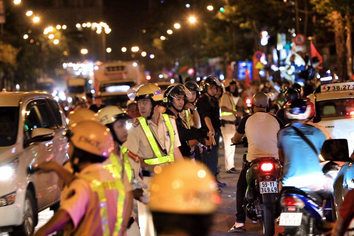 Người Sài Gòn mừng trận hòa của tuyển Việt Nam đến nửa đêm