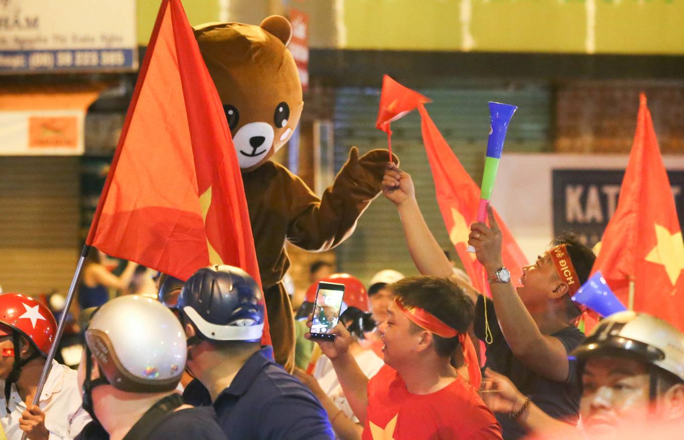 Người Sài Gòn mừng trận hòa của tuyển Việt Nam đến nửa đêm