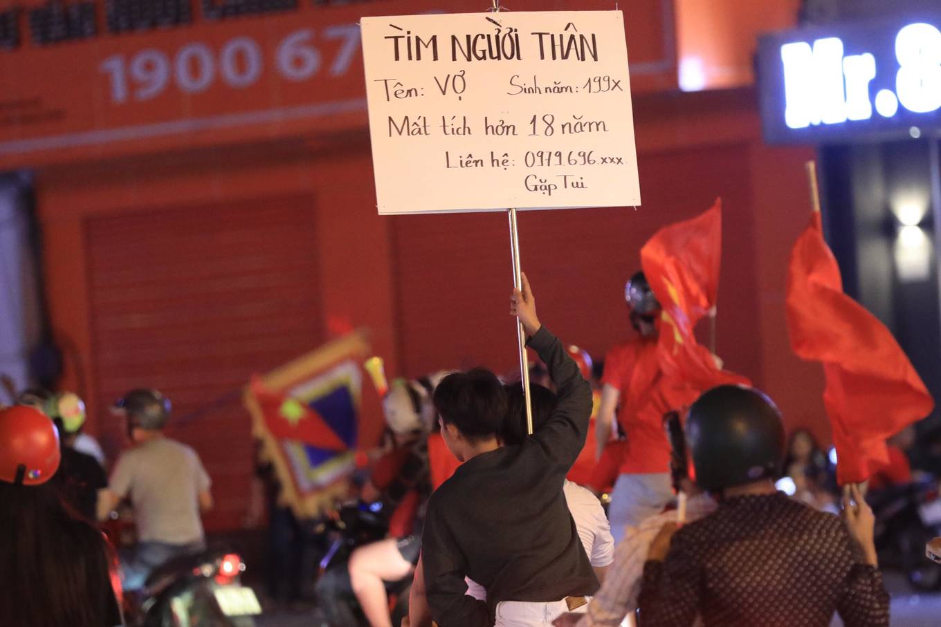 Người Sài Gòn mừng trận hòa của tuyển Việt Nam đến nửa đêm