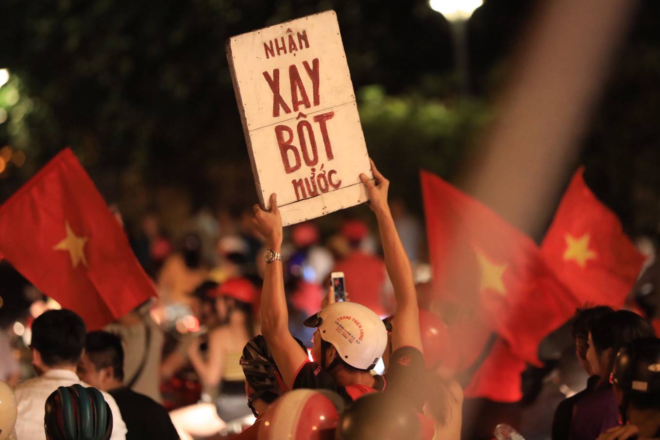 Người Sài Gòn mừng trận hòa của tuyển Việt Nam đến nửa đêm