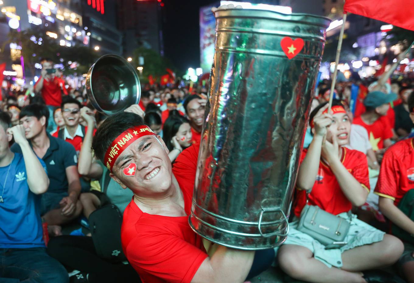 Người Sài Gòn mừng trận hòa của tuyển Việt Nam đến nửa đêm