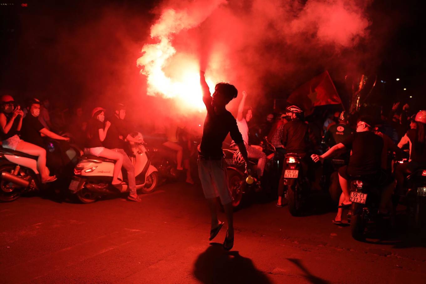 Người Sài Gòn mừng trận hòa của tuyển Việt Nam đến nửa đêm