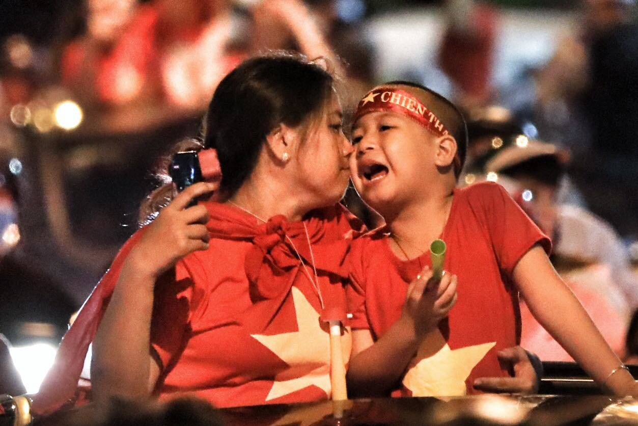 Người Sài Gòn mừng trận hòa của tuyển Việt Nam đến nửa đêm