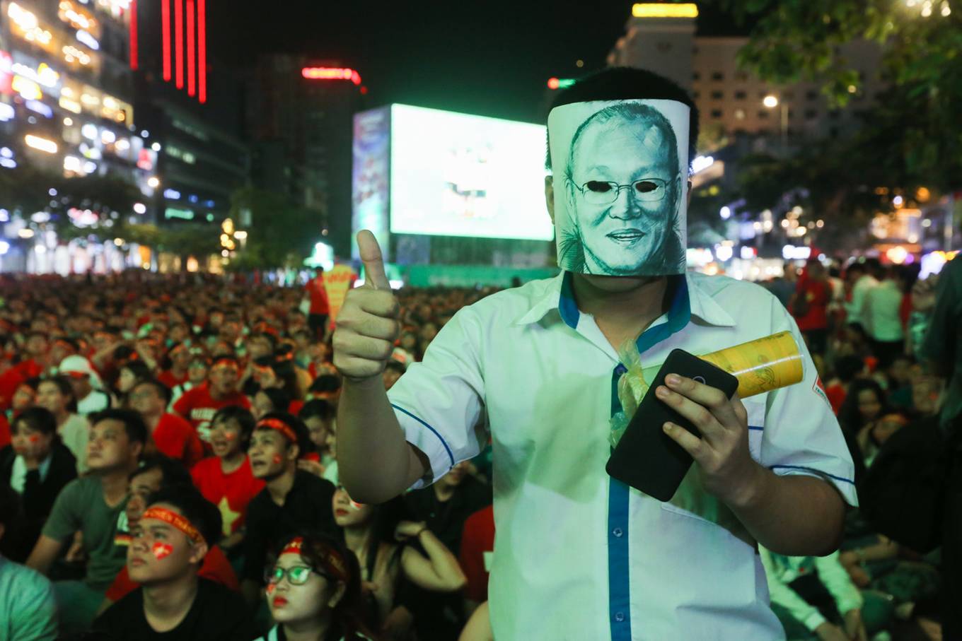 Người Sài Gòn mừng trận hòa của tuyển Việt Nam đến nửa đêm