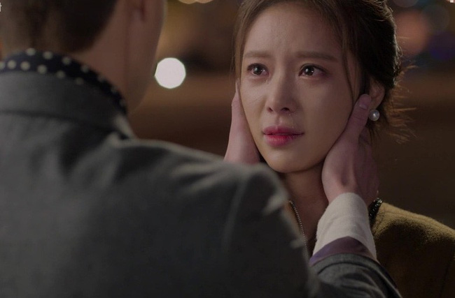 Chỉ một câu đùa từ sếp của chồng trong chuyến du lịch, vợ trẻ phát hiện mình bị phản bội lúc nào không hay