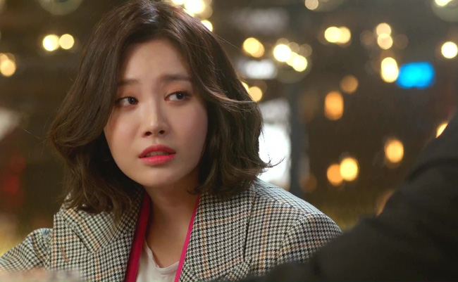 Chỉ một câu đùa từ sếp của chồng trong chuyến du lịch, vợ trẻ phát hiện mình bị phản bội lúc nào không hay